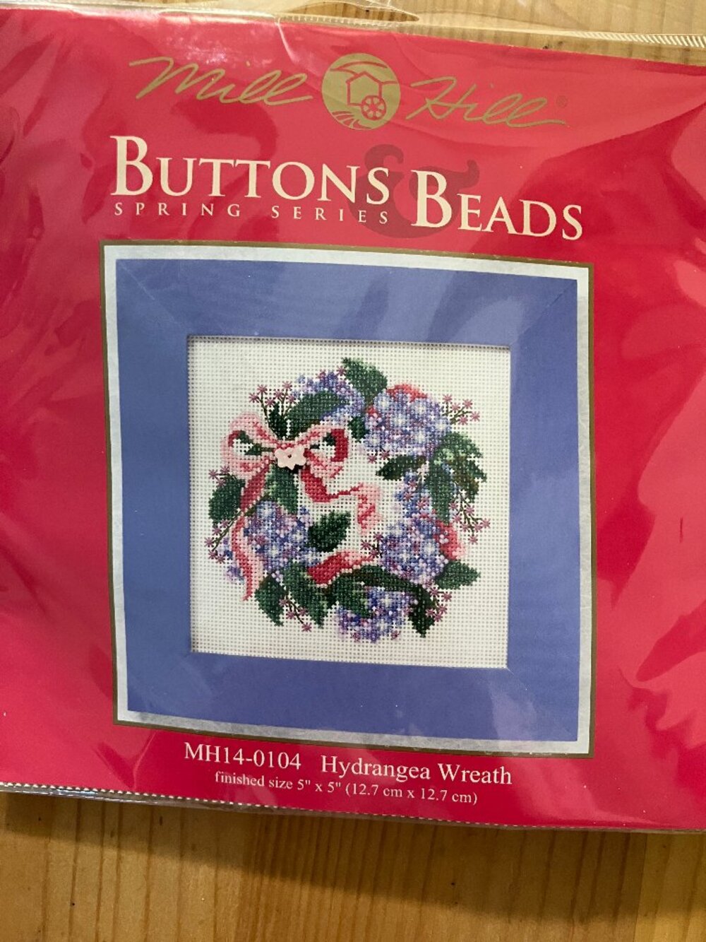 MILL HILL 2010 BUTTONS & BEADS SPRING SERIES: Hydrangea Wreath Size 5x5"